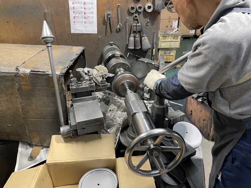 へら絞りを大阪で65年以上の経験 青戸金属