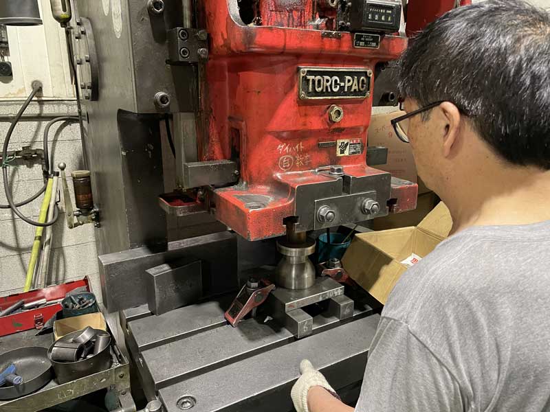 へら絞りを大阪で65年以上の経験 青戸金属