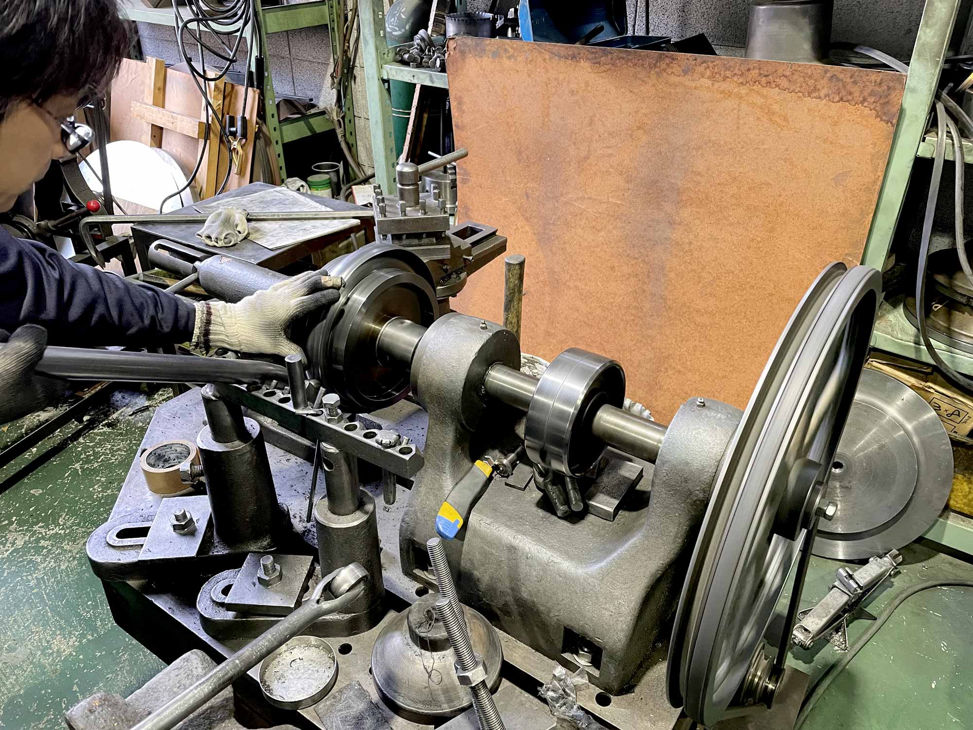 青戸金属は、ヘラ絞り・レーザー・<br>タレパン・鈑金・溶接加工のプロ集団です